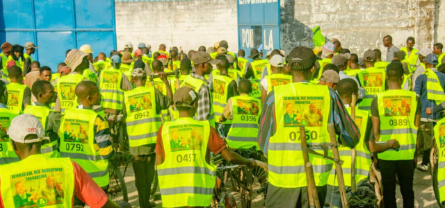 Tanganyika : Dotation des gilets aux chariomens et pousseurs des vélos par l'asbl Umoja ni Nguvu ce samedi 10 juin